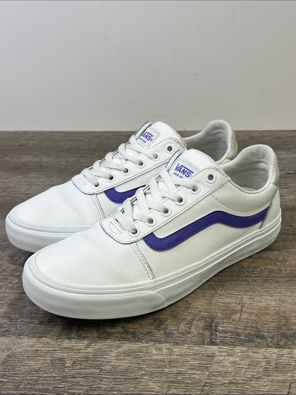 Vans Ward Leather Low Top Sneakers White/Purple Women’s Size 9